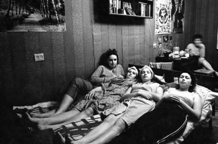 Пять девушек в гольфах демонстрируют голые писечки в комнате общежития