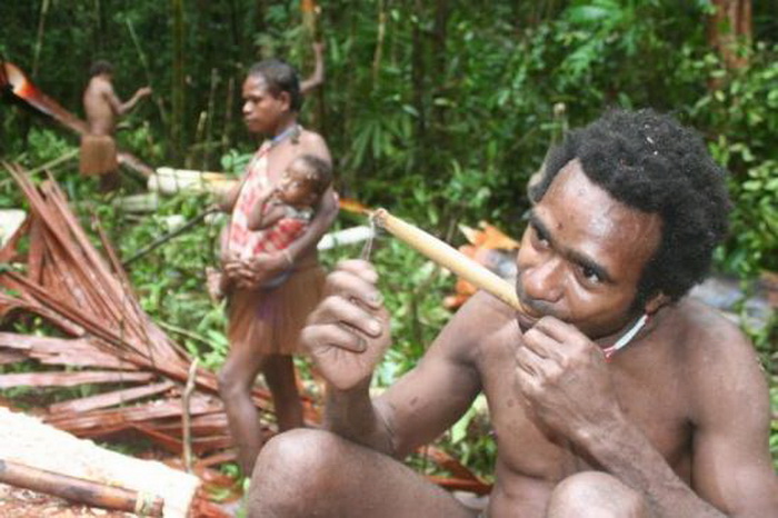 Horrific customs of the Papuans can shock
