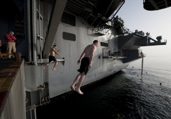 US Navy Seamen are entertaining out of work, 20 photos