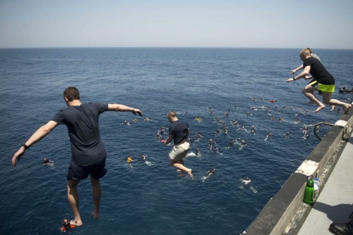 US Navy Seamen are entertaining out of work, 20 photos