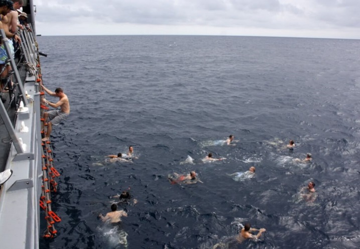 US Navy Seamen are entertaining out of work, 20 photos