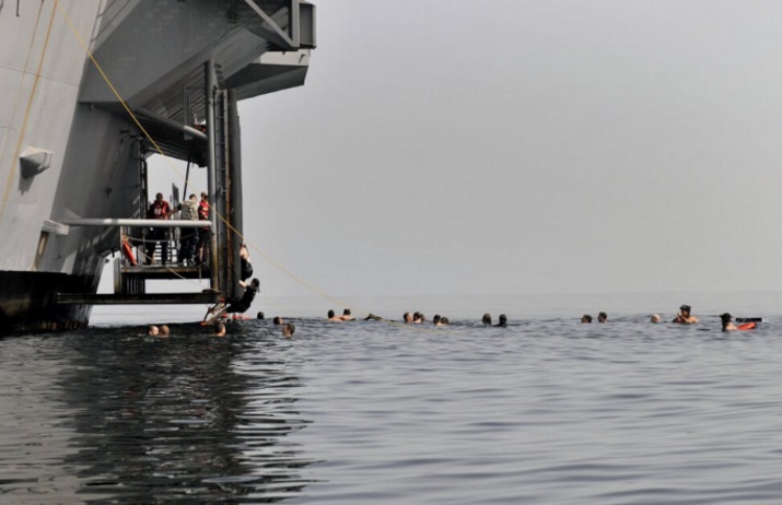 US Navy Seamen are entertaining out of work, 20 photos