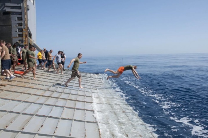 US Navy Seamen are entertaining out of work, 20 photos