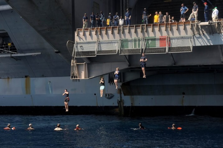 US Navy Seamen are entertaining out of work, 20 photos