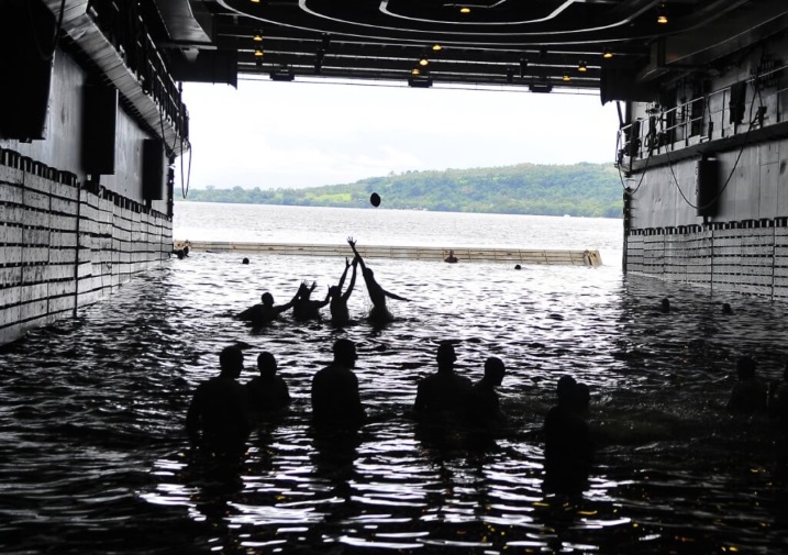 US Navy Seamen are entertaining out of work, 20 photos