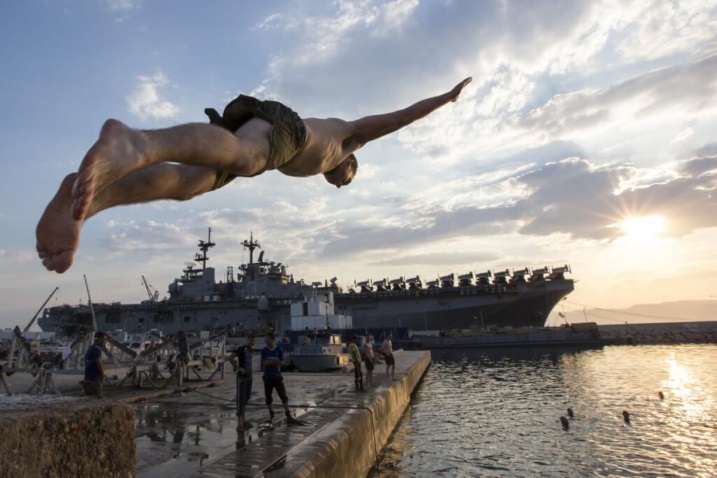 US Navy Seamen are entertaining out of work, 20 photos
