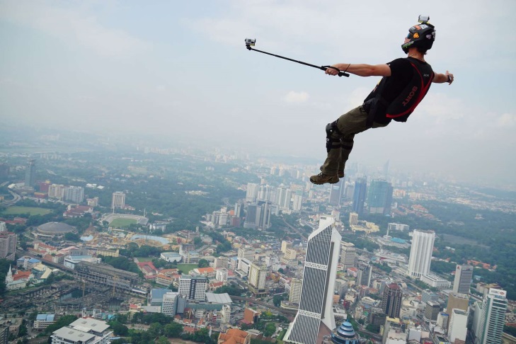 Extreme Selfies: 25 frames, for the sake of which costed a life