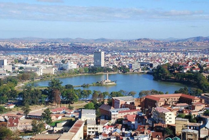 Photoreport from the life of Antananarivo - the most backward city in the world (20 photos)