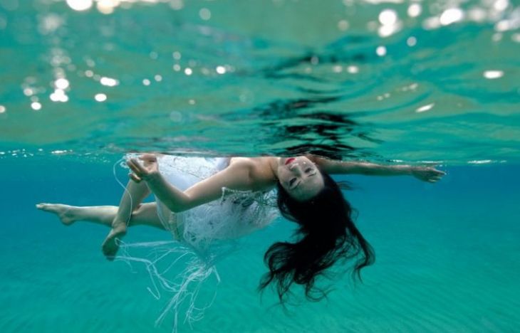 Оригинальные фото красивых девушек под водой