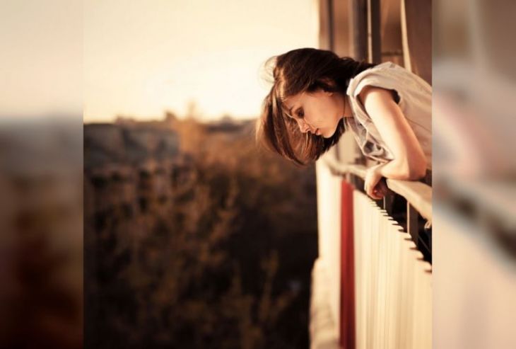 Красивые девушки на балконе, 30 фото
