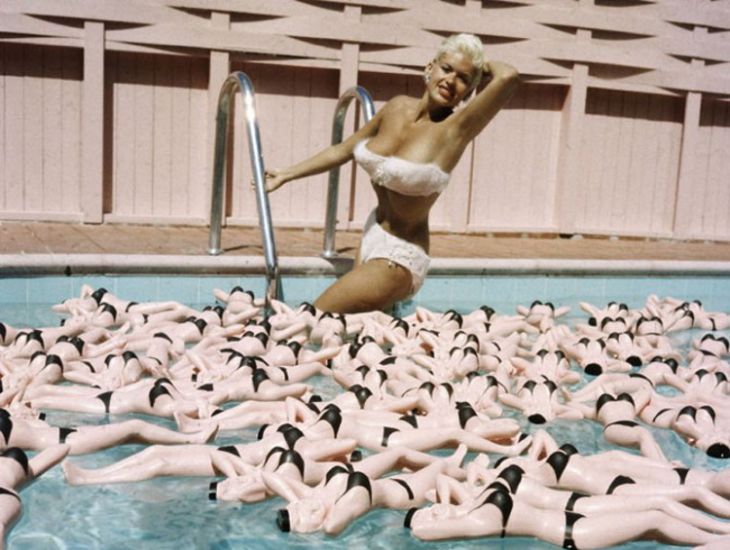 Ретро фото девушек в купальниках: самые яркие и гламурные