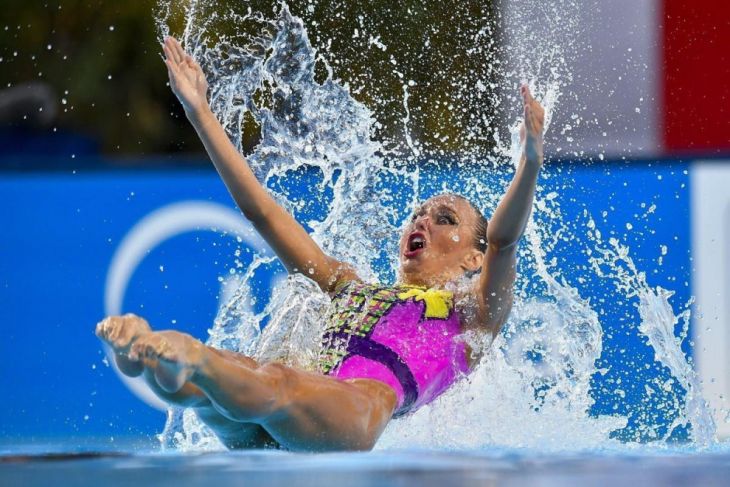 Sync and Swim: A Splash of Hilarity in Synchronized Swimming Snaps