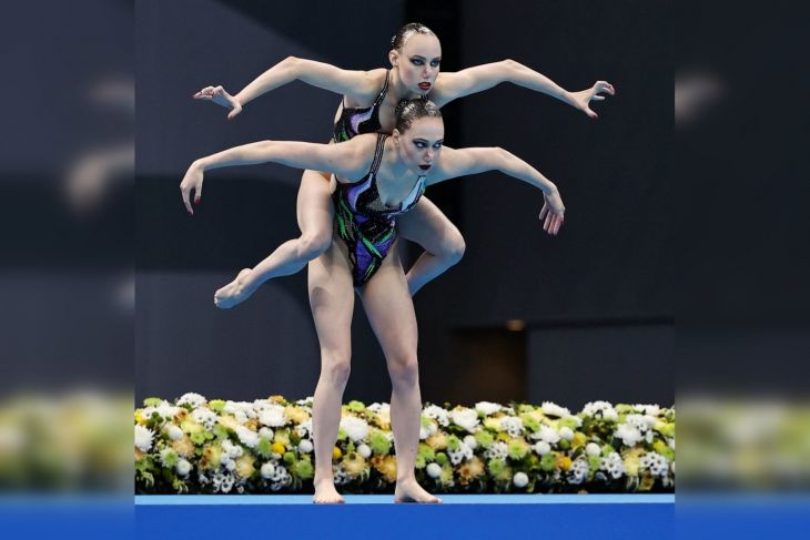 Sync and Swim: A Splash of Hilarity in Synchronized Swimming Snaps