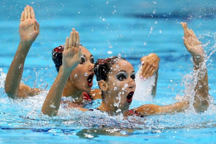 Sync and Swim: A Splash of Hilarity in Synchronized Swimming Snaps