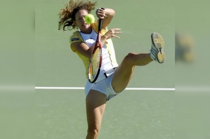 Tennis Titters: A Collection of Funny Photos in Women's Tennis