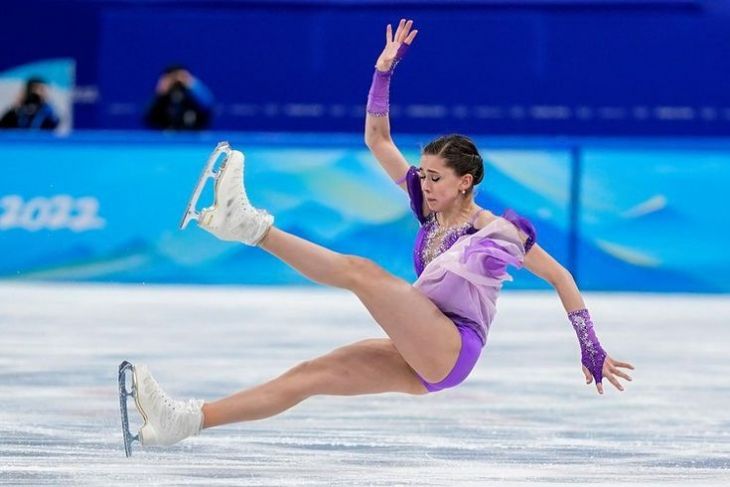 Gleeful Glides: A Collection of Hilarious Figure Skating Photos