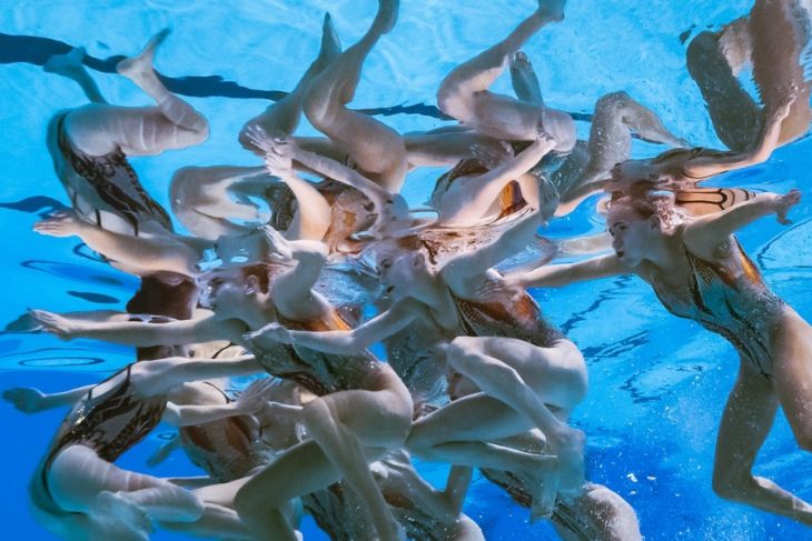 Sync and Swim: A Splash of Hilarity in Synchronized Swimming Snaps