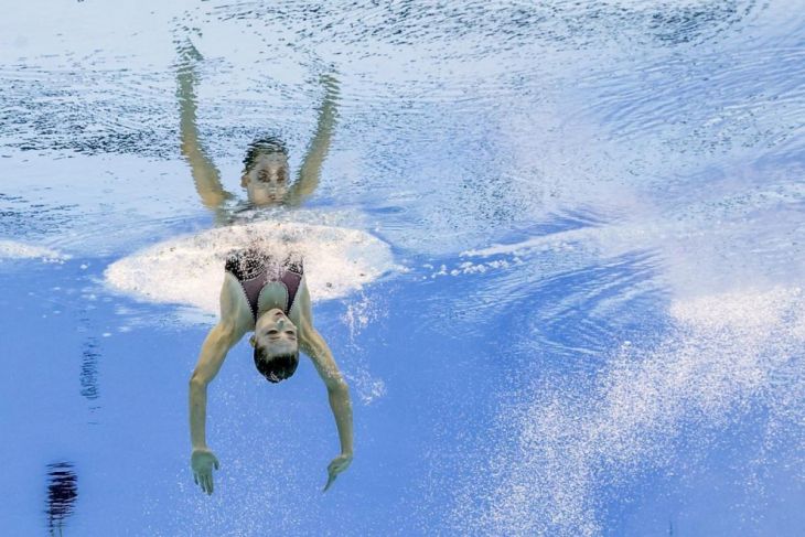 Sync and Swim: A Splash of Hilarity in Synchronized Swimming Snaps