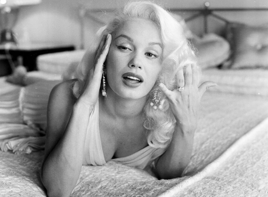 Old Hollywood Goddesses: Timeless Beauty in Pictures