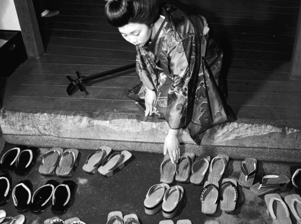 Through the Lens of Geisha Candid Portraits of Japan's Tradition